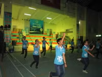 Sinh viên Huế hưởng ứng giờ trái đất ảnh 4