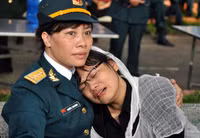 Trời mưa tầm tã tiễn đưa các chiến sĩ tử nạn ảnh 3