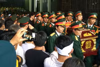 Trời mưa tầm tã tiễn đưa các chiến sĩ tử nạn ảnh 10