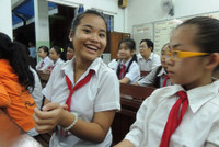 Đón năm học mới vào... ban đêm ảnh 3 Với học sinh trường phổ cập, lễ khai giảng là điều khẳng định mình được đến trường