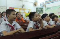 Đón năm học mới vào... ban đêm ảnh 1 Thầy trò Trường Phổ cập giáo dục tiểu học phường 12 hát Quốc gia trong lễ khai giảng vào ban đêm.