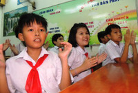 Đón năm học mới vào... ban đêm ảnh 4 Với học sinh trường phổ cập, lễ khai giảng là điều khẳng định mình được đến trường