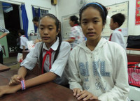 Đón năm học mới vào... ban đêm ảnh 2 Hai chị em sinh đôi Phạm Hồng Như và Phạm Hồng Kim