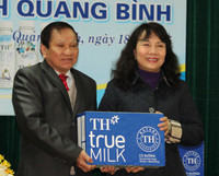 Trao 24.000 ly sữa cho học sinh Quảng Bình ảnh 1