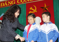 Trao 24.000 ly sữa cho học sinh Quảng Bình ảnh 2