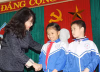 Trao 24.000 ly sữa cho học sinh Quảng Bình ảnh 2