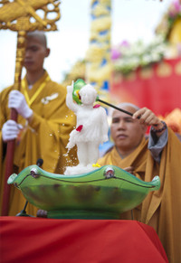 Đại lễ Phật đản Vesak 2014: Kính cẩn nghi thức Tắm Phật ảnh 9 Đại lễ Phật đản Vesak 2014: Kính cẩn nghi thức Tắm Phật ảnh 9