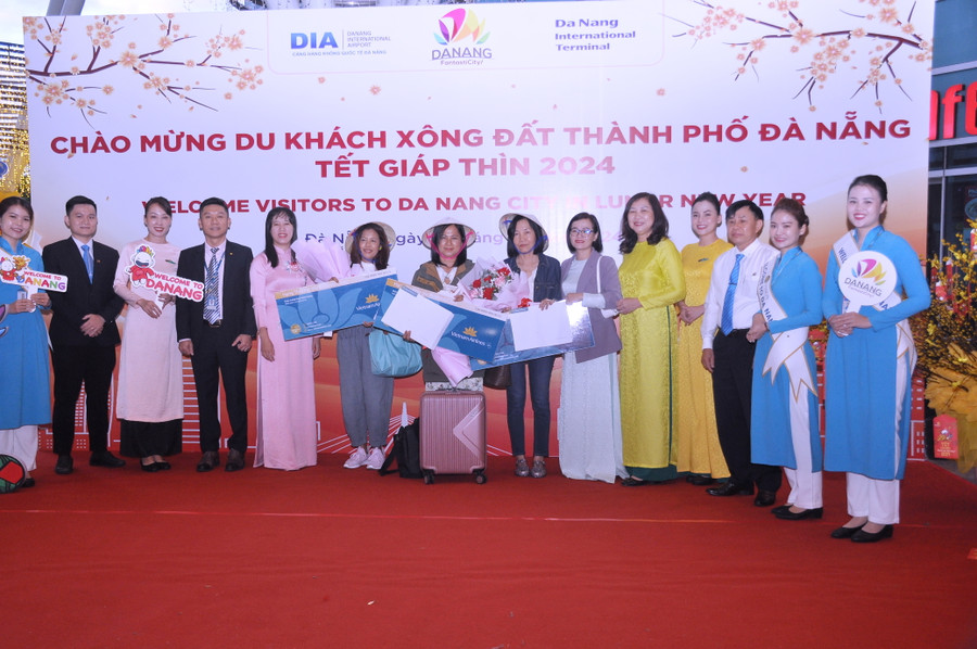 Lãnh đạo Sở Du lịch Đà Nẵng cùng các đơn vị liên quan tặng quà cho các du khách đầu tiên đến Đà Nẵng trong năm mới Giáp Thìn. Lãnh đạo Sở Du lịch Đà Nẵng cùng các đơn vị liên quan tặng quà cho các du khách đầu tiên đến Đà Nẵng trong năm mới Giáp Thìn.