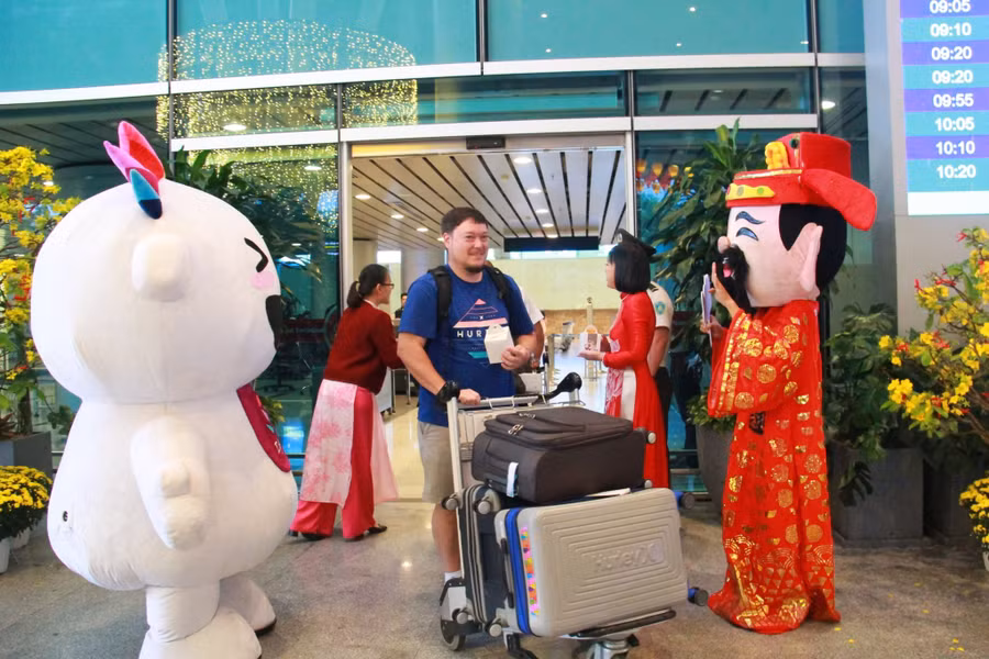 Du khách được chào đón khi ra khỏi sân bay.