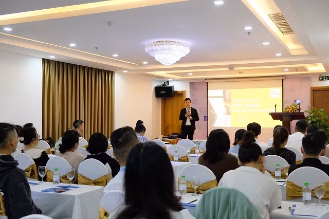 Thạc sĩ Nhật Pháp trong một buổi hội thảo. 