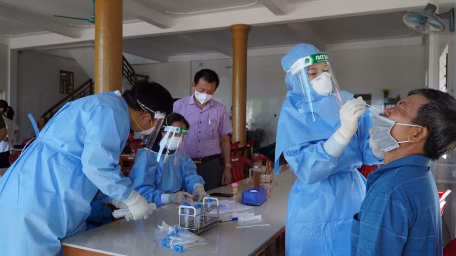 Người làm việc tại nhà hàng, quán ăn dọc tuyến quốc lộ 1, địa phận huyện Quảng Trạch được lấy mẫu xét nghiệm SARS-CoV-2