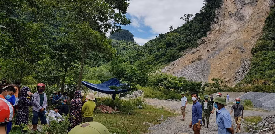 Mỏ đá, nơi xảy ra tai nạn khiến công nhân tử vong.
