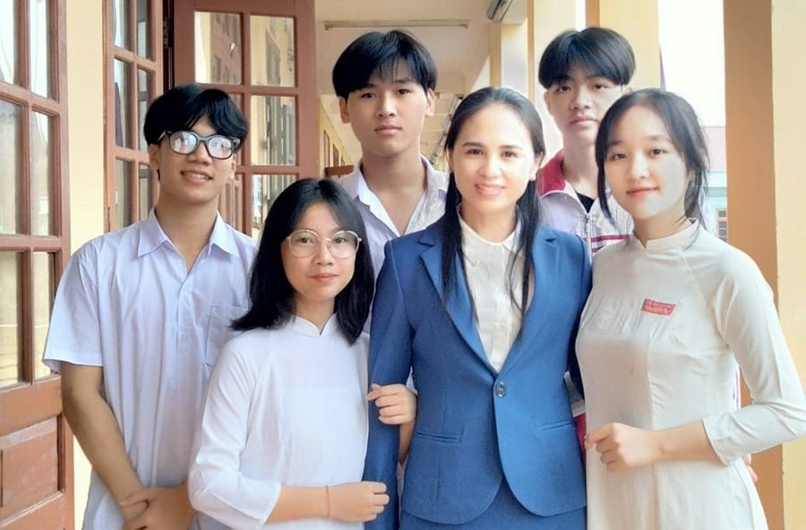 Cô Phạm Thị Hải Ngọc cùng học trò Trường Phổ thông dân tộc nội trú THPT tỉnh Tuyên Quang.