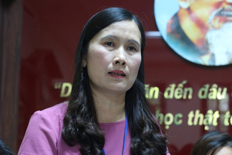 Hiệu trưởng Phan Kim Anh trả lời các cơ quan báo chí Hiệu trưởng Phan Kim Anh trả lời các cơ quan báo chí