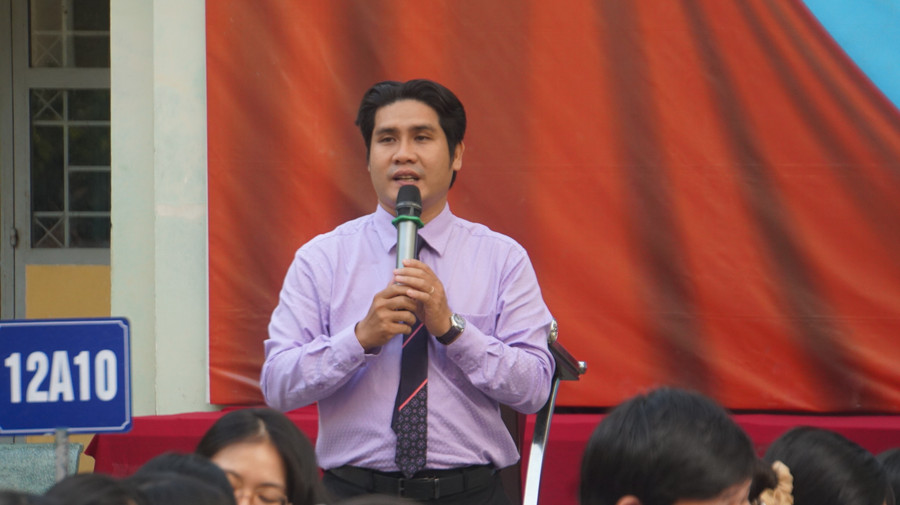 ThS Võ Minh Thành trao đổi kỹ năng về sử dụng mạng xã hội. Ảnh: MT. ThS Võ Minh Thành trao đổi kỹ năng về sử dụng mạng xã hội. Ảnh: MT.