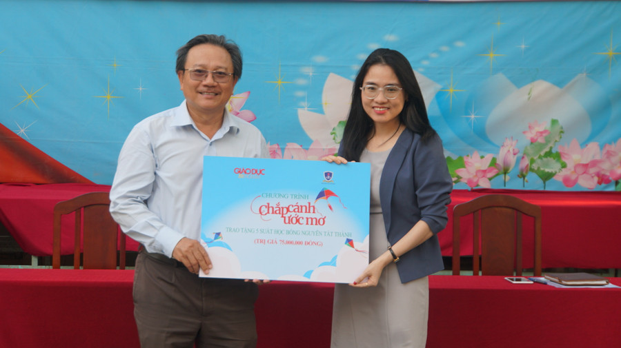 ThS Lê Thị Hằng, đại diện Trường Đại học Nguyễn Tất Thành trao 5 suất học bổng cho học sinh Trường THPT Lê Thánh Tôn. Ảnh: MT. ThS Lê Thị Hằng, đại diện Trường Đại học Nguyễn Tất Thành trao 5 suất học bổng cho học sinh Trường THPT Lê Thánh Tôn. Ảnh: MT.