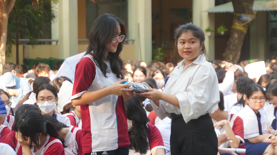 Học sinh giao lưu với các chuyên gia. Ảnh: MT. Học sinh giao lưu với các chuyên gia. Ảnh: MT.