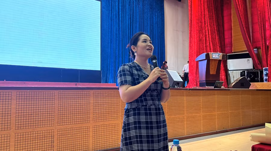 TS Tô Nhi A giao lưu với các bạn học sinh về vấn đề bạo lực trên mạng xã hội. Ảnh: AV.