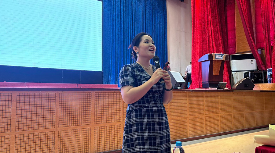 TS Tô Nhi A giao lưu với các bạn học sinh về vấn đề bạo lực trên mạng xã hội. Ảnh: AV. TS Tô Nhi A giao lưu với các bạn học sinh về vấn đề bạo lực trên mạng xã hội. Ảnh: AV.