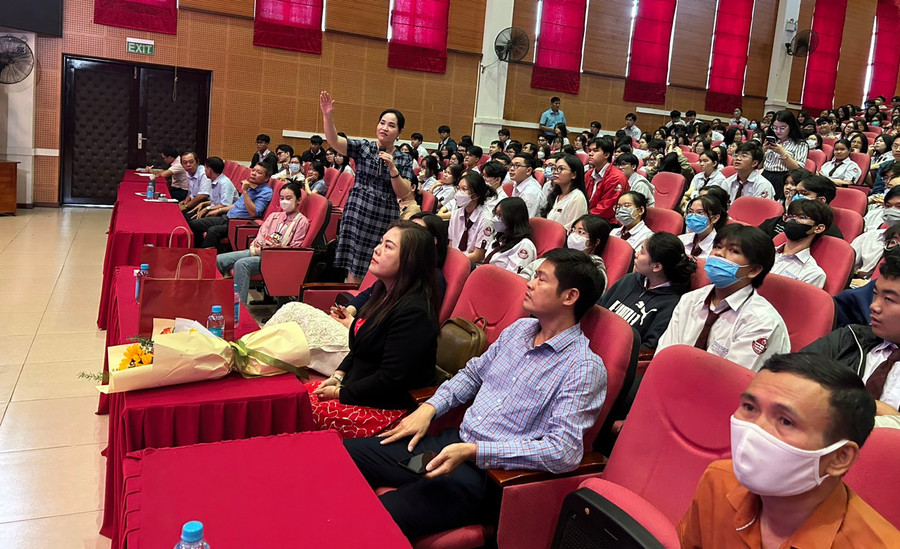 TS Tô Nhi A phân tích về 5 nhu cầu và 5 cơ sở đáp ứng của mỗi con người. Ảnh: AV. TS Tô Nhi A phân tích về 5 nhu cầu và 5 cơ sở đáp ứng của mỗi con người. Ảnh: AV.