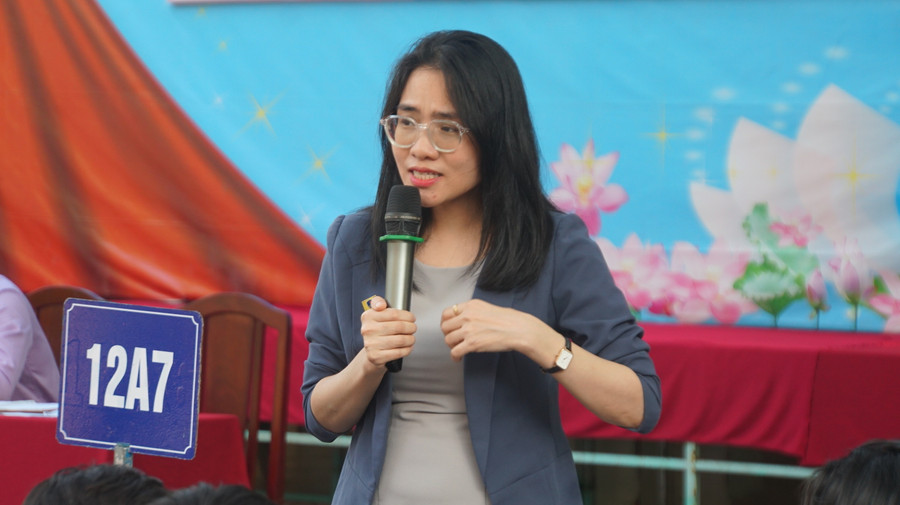 ThS Nguyễn Thị Hằng chia sẻ khía cạnh bạo lực tinh thần trên mạng xã hội. Ảnh: MT. ThS Nguyễn Thị Hằng chia sẻ khía cạnh bạo lực tinh thần trên mạng xã hội. Ảnh: MT.