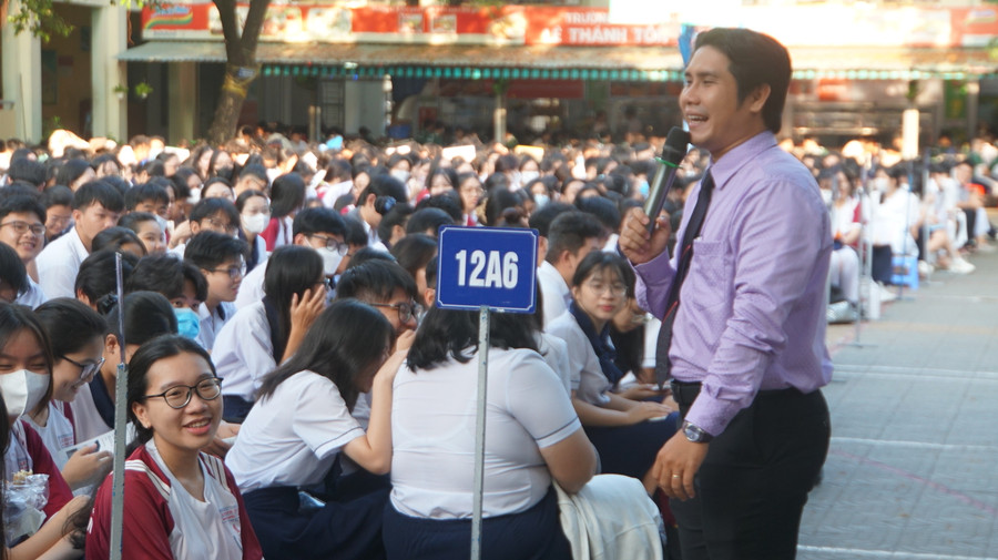 Học sinh giao lưu với các chuyên gia. Ảnh: MT. Học sinh giao lưu với các chuyên gia. Ảnh: MT.