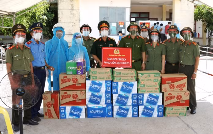 Công an tỉnh Quảng Bình tặng hàng chục thùng nước lọc, sữa, bánh và tấm chống giọt bắn đến các lực lượng phối hợp đang thực hiện nhiệm vụ tại chốt kiểm dịch phía Nam của tỉnh.