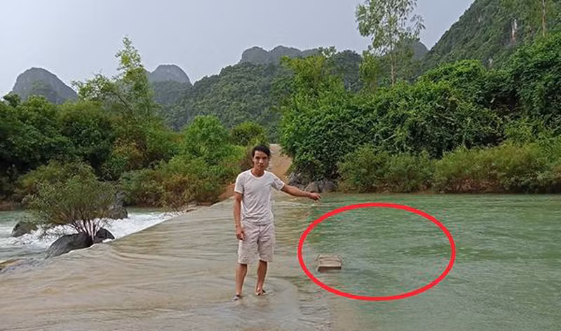 Anh Lành cứu Sỹ và Long thời điểm hai người sắp trôi vào miệng cống.