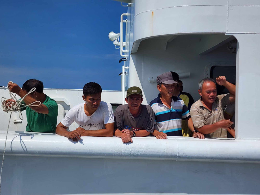 Các ngư dân được lực lượng chức năng đưa về đất liền. Ảnh: Trường Mạnh. Các ngư dân được lực lượng chức năng đưa về đất liền. Ảnh: Trường Mạnh.