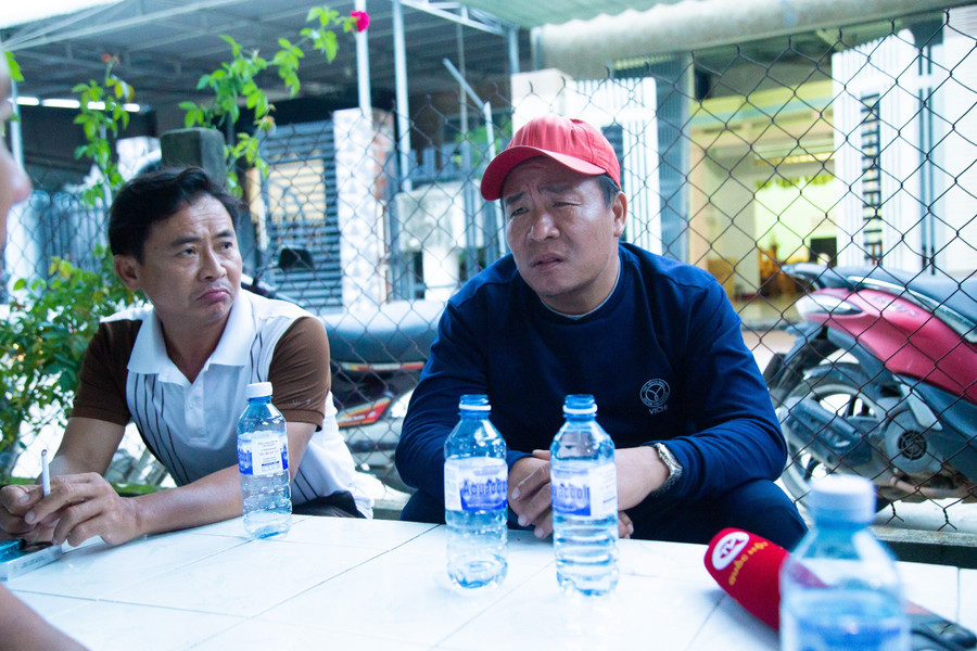 Ông Lương Văn Viên (đội mũ đỏ) kể lại lúc tàu gặp nạn. (Ảnh: Đại Vĩ) Ông Lương Văn Viên (đội mũ đỏ) kể lại lúc tàu gặp nạn. (Ảnh: Đại Vĩ)