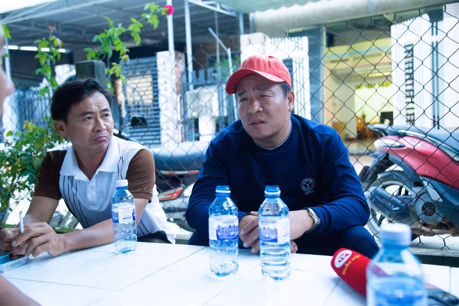 Ông Lương Văn Viên (đội mũ đỏ) kể lại lúc tàu gặp nạn. (Ảnh: Đại Vĩ)