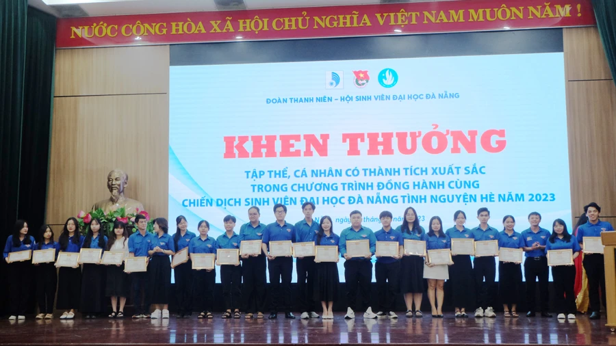 Khen thưởng cho các sinh viên có thành tích xuất sắc trong công tác tình nguyện hè. (Ảnh: Hoàng Vinh)