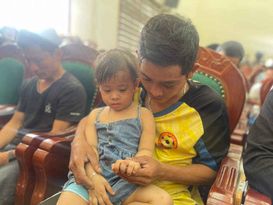 Một thuyền viên trên tàu cá bị nạn ôm đứa con vào lòng sau những ngày xa cách. (Ảnh: Cường Huy) Một thuyền viên trên tàu cá bị nạn ôm đứa con vào lòng sau những ngày xa cách. (Ảnh: Cường Huy)