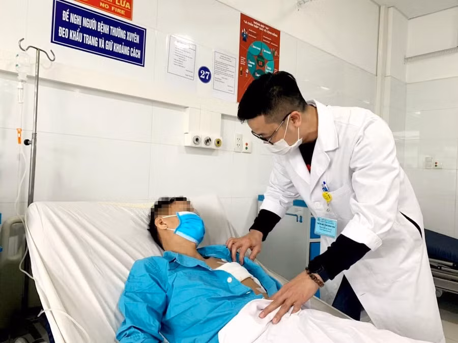 Các bác sĩ thăm khám cho bệnh nhân. Ảnh: Bệnh viện cung cấp. 