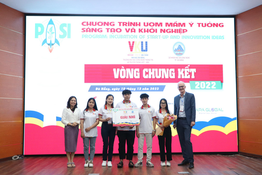 Ban tổ chức trao giải cho các đội dự thi. Ban tổ chức trao giải cho các đội dự thi.