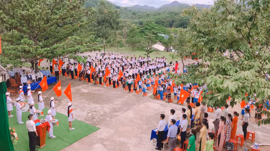 Buổi lễ khai giảng chỉ gói gọi trong vài chục phút nhưng rất đầm ấm.