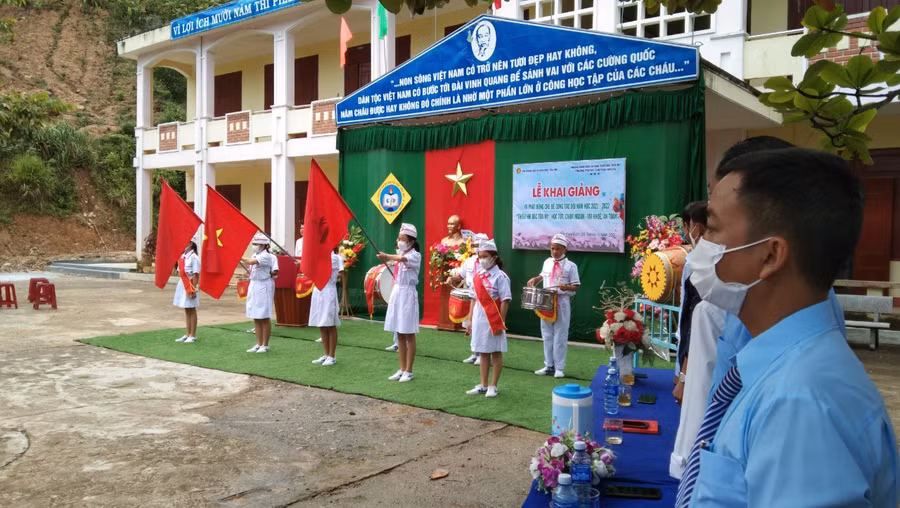 Nghi thức chào cờ trong lễ Khai giảng.