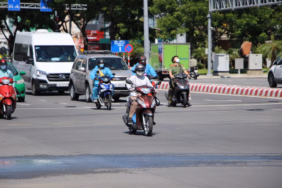 Lượng phương tiện đúc hơn những ngày trước.