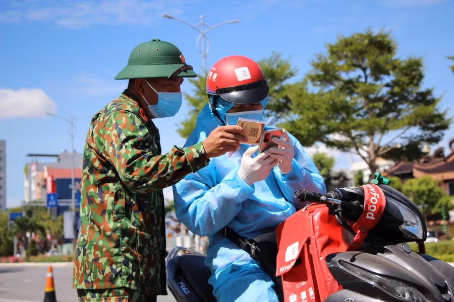 Lực lượng chức năng kiểm tra giấy đi đường của shipper.