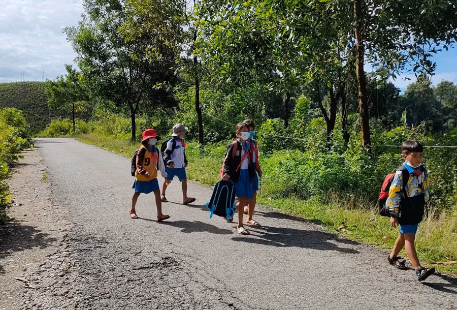 Học sinh trở về nhà sau khi đi dự Lễ khai giảng năm học mới.