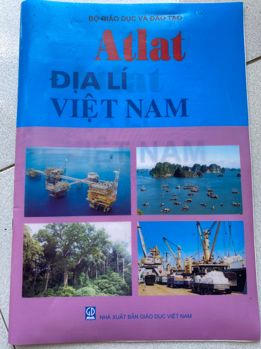 Atlat địa lí. Ảnh: Hoàng Vinh.