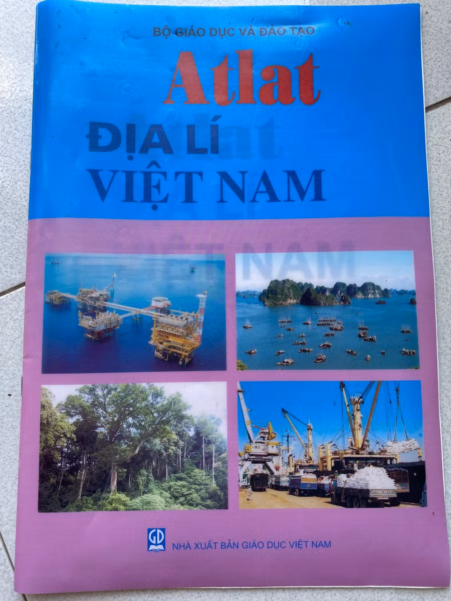 Atlat địa lí. Ảnh: Hoàng Vinh.