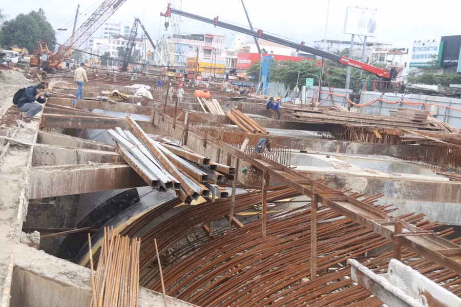 Được biết, hiện nay 4 nhà thầu là Công ty CP Tập đoàn Cienco 4, Công ty CP Xây dựng Xuân Quang, Tổng công ty 319 Bộ Quốc phòng, Công ty TNHH xây dựng Thành Phát đang triển khai thi công song song tại dự án.