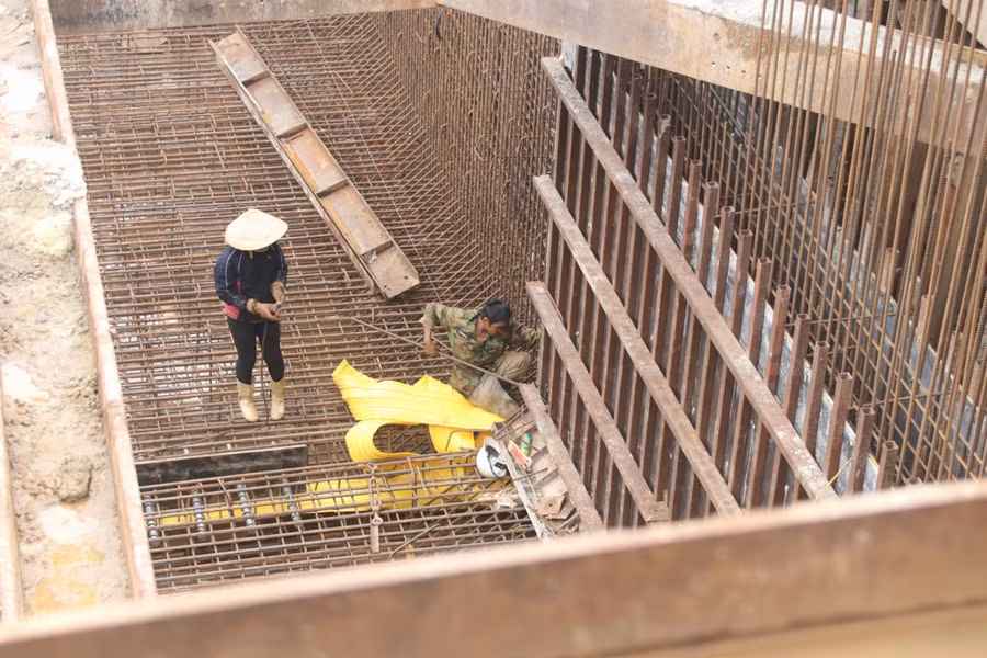 Ông Huy cho biết thêm, UBND TP đã có chủ trương cho phép gia hạn tiến độ phần hầm hoàn thành trước 31/12/2021 và hoàn thiện công trình trước 28/2/2022. Hiện các nhà thầu đang đẩy nhanh tiến độ thi công công trình để về đích đúng hạn.