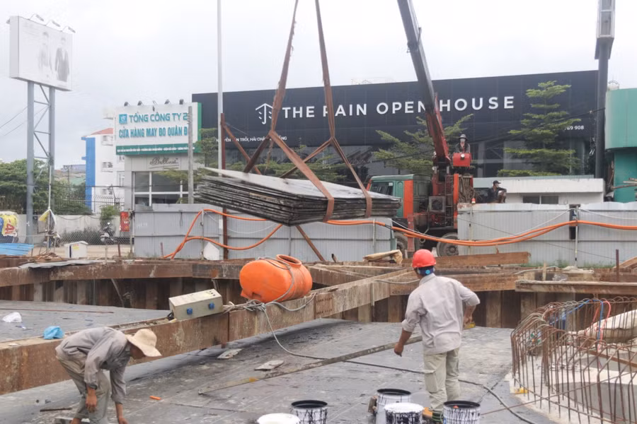 Những ngày này, các nhà thầu huy huy động kỹ sư, công nhân, máy móc đẩy nhanh tiến độ thi công phần hầm chui thuộc dự án cụm nút giao thông phía Tây cầu Trần Thị Lý.