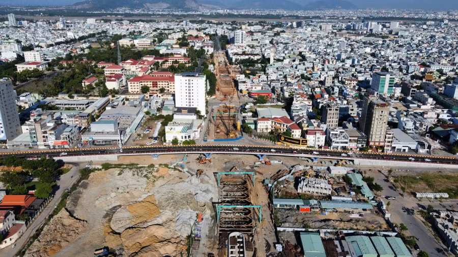 Dự án cải tạo cụm nút giao thông phía Tây cầu Trần Thị Lý có tổng mức đầu tư sau điều chỉnh là hơn 723 tỷ đồng với quy mô 3 tầng. Tầng trên bố trí cầu vượt thép trên đường 2 tháng 9, tầng mặt đất được bố trí đảo hình tròn tự điều chỉnh; tầng dưới cùng bố trí hầm chui trên đường Duy Tân kéo dài qua nút Duy Tân - Núi Thành và Duy Tân - Bạch Đằng nối dài.