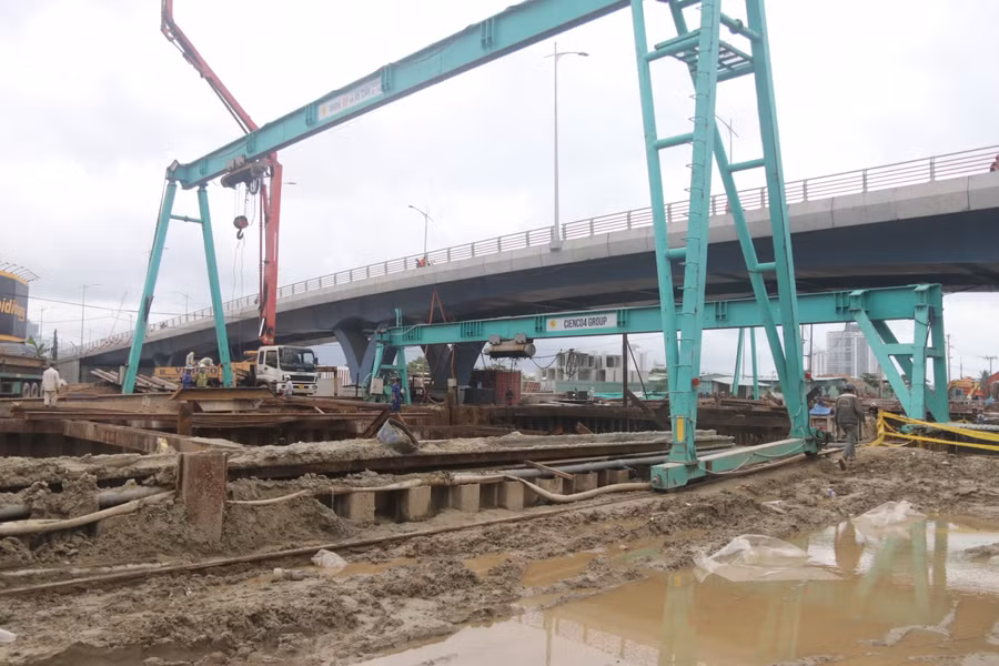 Trao đổi với PV, ông Nguyễn Minh Huy - Giám đốc Ban Quản lý dự án đầu tư xây dựng các công trình giao thông TP Đà Nẵng cho biết, từ đợt dịch tháng 7/2021, đơn vị yêu cầu các nhà thầu tổ chức thi công 3 ca, liên tục đến 6h sáng. Phần hầm đến nay cơ bản đảm bảo tiến độ với 8 đốt hầm đang triển khai thi công.