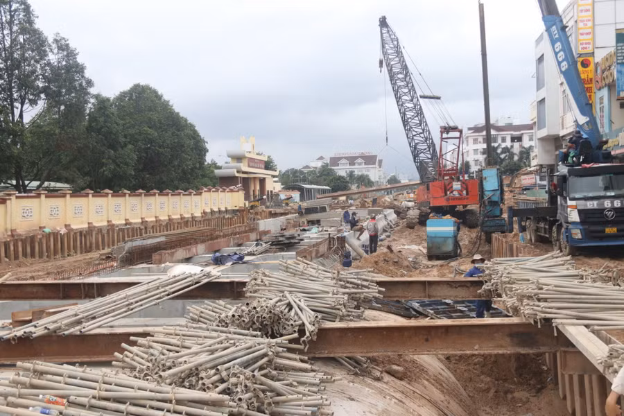 “Song song với đó, các nhà thầu đang thi công các hệ thống cống, hiện có 2 hệ thống cống là Mê Linh (đi dọc Quân khu 5) và cống 2,5m dẫn dọc đường Núi Thành kéo về chân Trần Thị Lý”, ông Huy cho hay