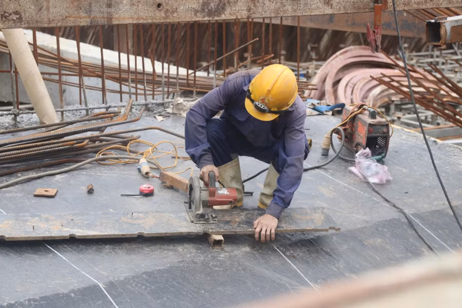 Theo đó, mỗi nhà thầu đều chia từng mũi thi công độc lập với nhau để đẩy nhanh tiến độ của từng nhà thầu theo hợp đồng. Các nhà thầu đang triển khai nhiều mũi thi công liên tục, đẩy nhanh tiến độ các hạng mục công trình.