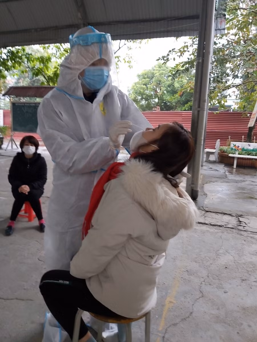 Cán bộ, giáo viên Trường Tiểu học Túc Duyên (TP Thái Nguyên) xét nghiệm Covid-19 trước khi trở lại trường dạy học trực tiếp.